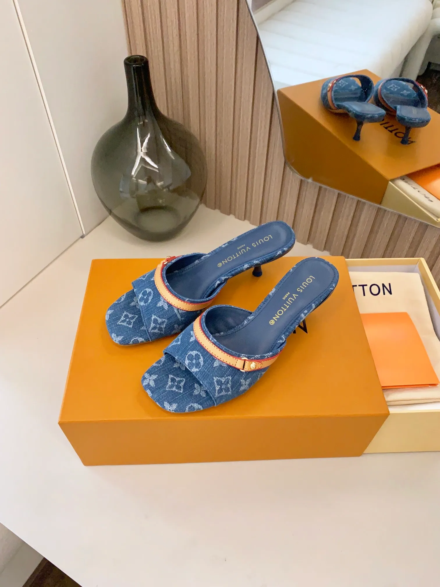 👟👟Ex-factory price p440👟👟 LV ss24 new arrival～Spring and summer single cat heels. The brown leather with tannin color is so brilliant! The perfect kitten heel, which is just right, is high-end, classic, sexy and comfortable, and it has full marks for summer shoes 💯 It is a must-have item to match! Material: Denim➕Cow leather Lining: Full sheepskin for foot pads Outsole: Genuine leather outsole Shoe size: 34-40